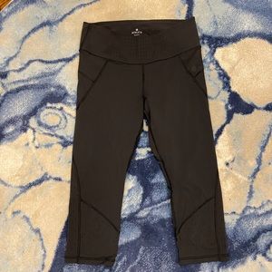 Athleta Stash pocket Capris  size large